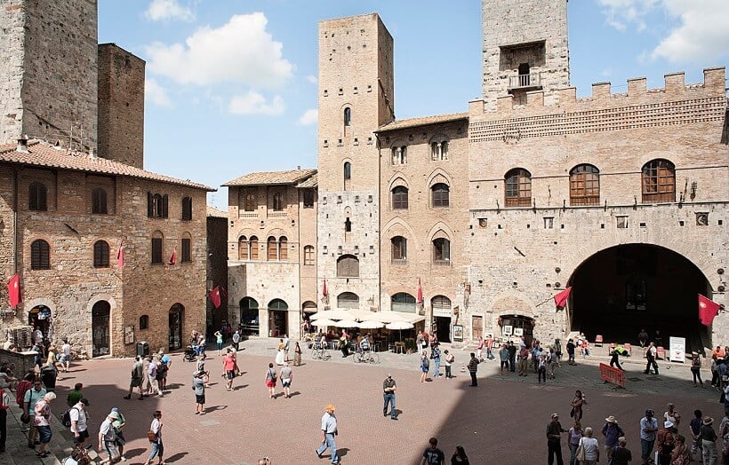 Piazza del Duomo em San Gimignano Piazza del Duomo em San Gimignano