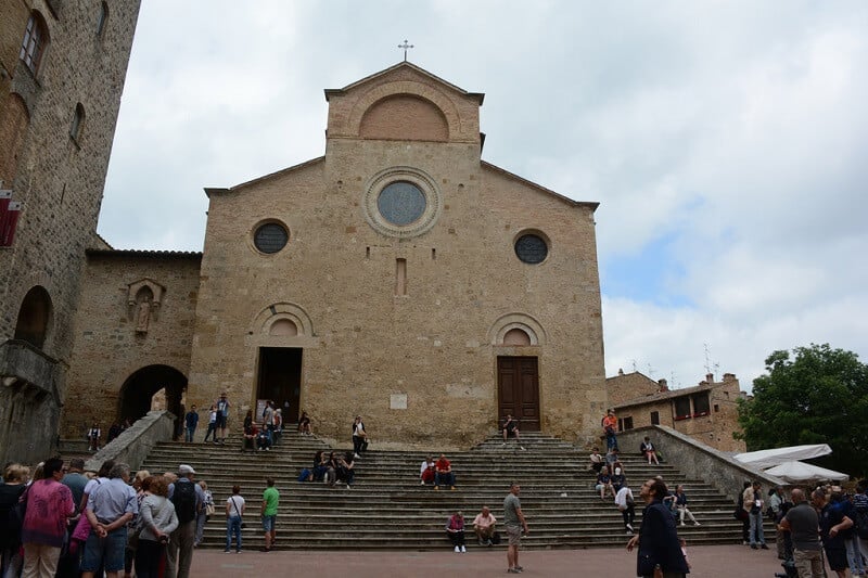Duomo di San Gimignano na Piazza del Duomo Duomo di San Gimignano na Piazza del Duomo
