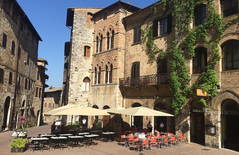 Restaurante na Piazza della Cisterna em San Gimignano Restaurante na Piazza della Cisterna em San Gimignano