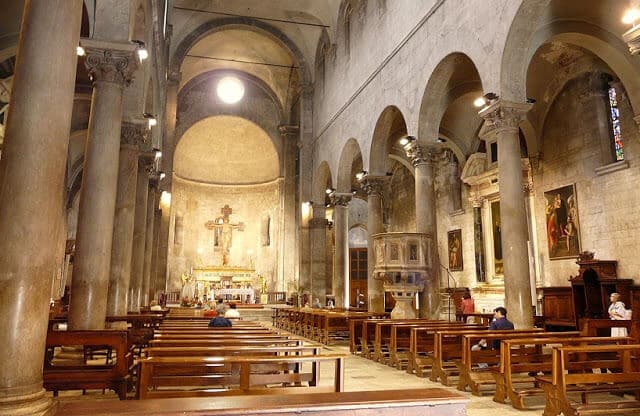 Interior da Igreja de São Miguel no Fórum Interior da Igreja de São Miguel no Fórum