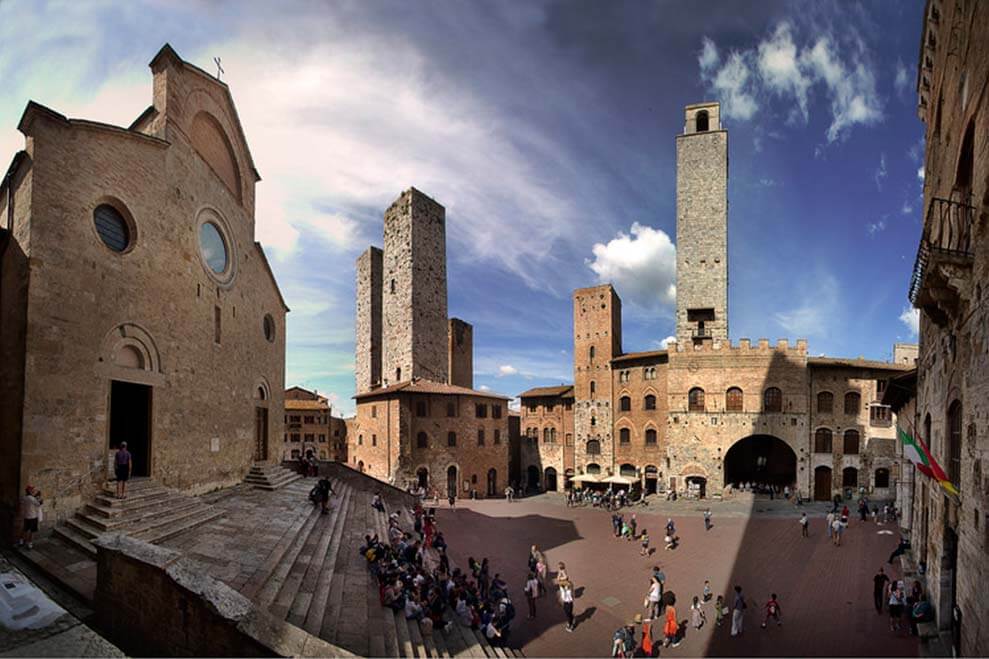 Pessoas na Piazza del Duomo em San Gimignano Pessoas na Piazza del Duomo em San Gimignano