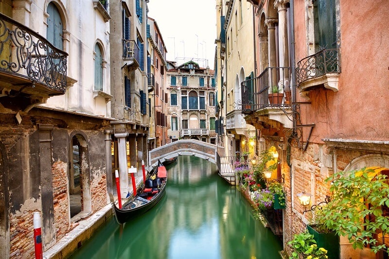 Gôndola em canal de Veneza na Itália Gôndola em canal de Veneza na Itália