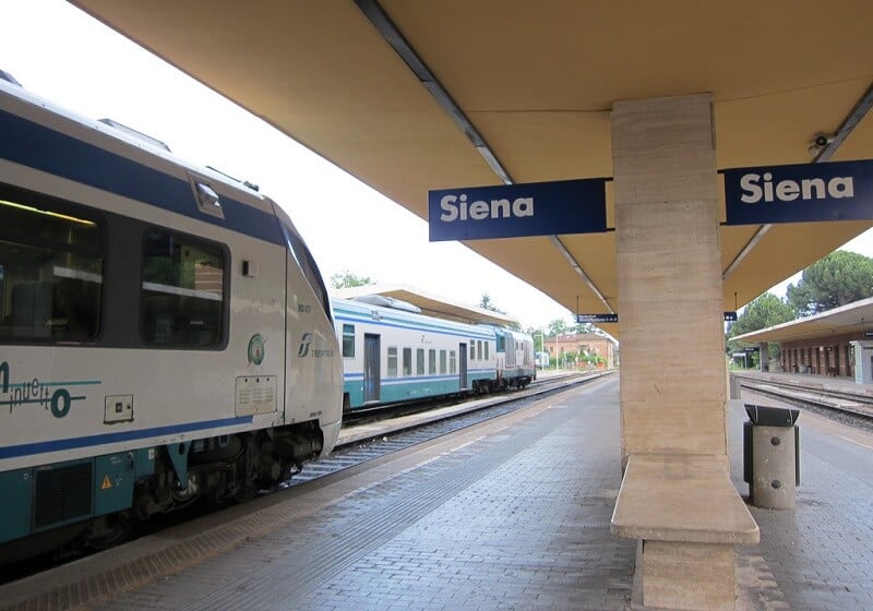Trem na estação Siena na Itália Trem na estação Siena na Itália