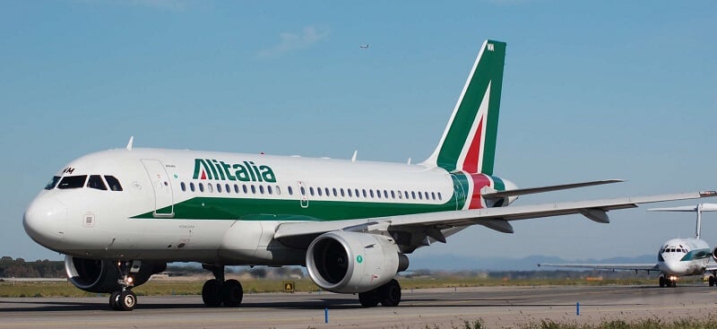 Avião da companhia aérea Alitalia Avião da companhia aérea Alitalia