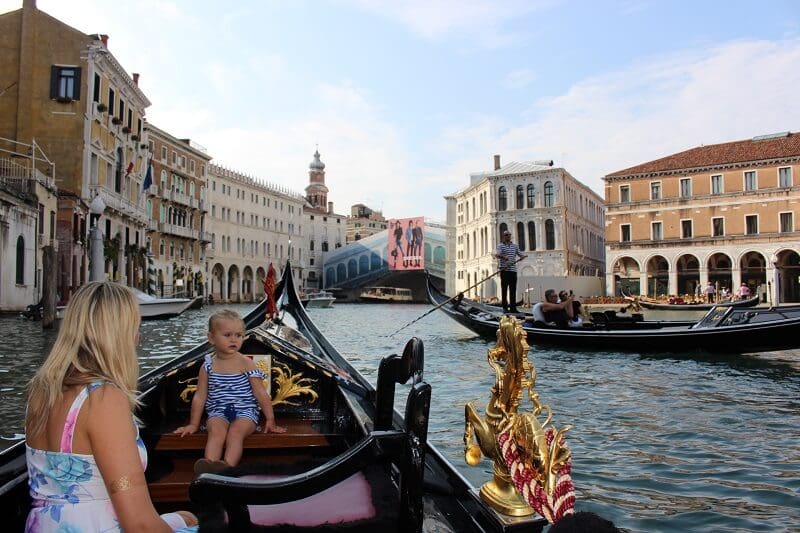 Mãe e filha passeando de gôndola em Veneza Mãe e filha passeando de gôndola em Veneza