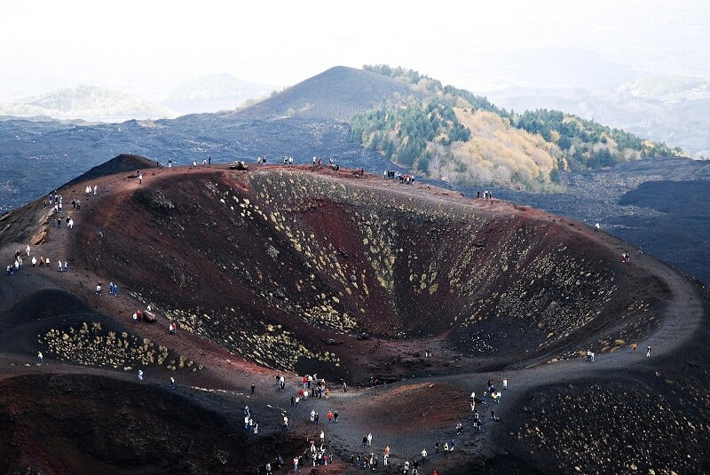 Pessoas no topo do Mount Etna em Sicília Pessoas no topo do Mount Etna em Sicília
