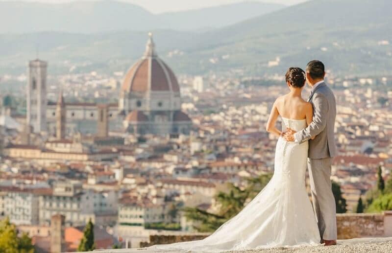 Noivos na Piazzale Michelangelo em Florença na Itália Noivos na Piazzale Michelangelo em Florença na Itália