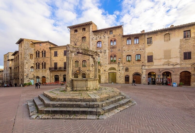 Piazza della Cisterna em San Gimignano na Toscana Piazza della Cisterna em San Gimignano na Toscana