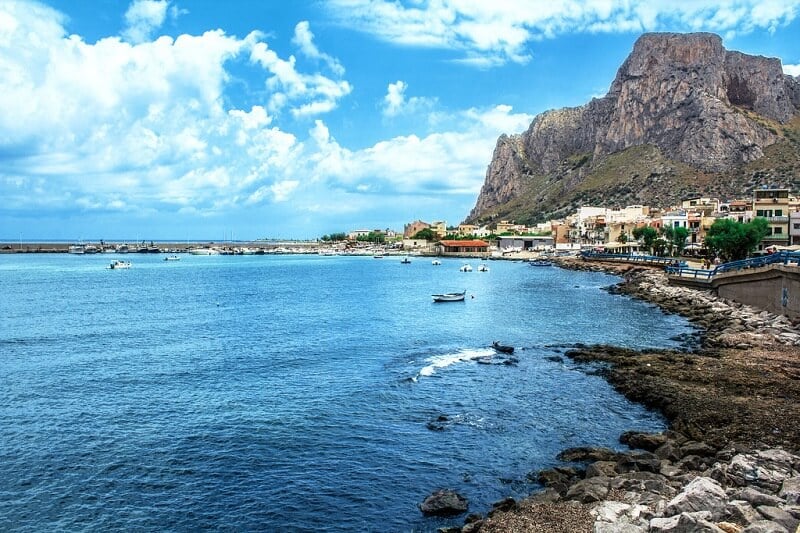 Praia Sferracavallo em Palermo na Sicília Praia Sferracavallo em Palermo na Sicília