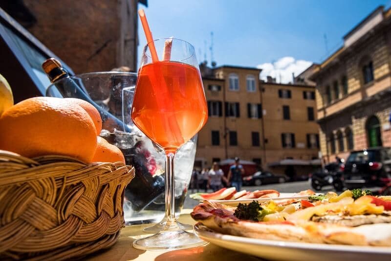 Mesa com drink e petiscos em restaurante de Roma Mesa com drink e petiscos em restaurante de Roma