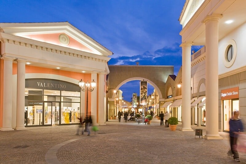 Loja da marca Valentino no outlet Barberino na Itália Loja da marca Valentino no outlet Barberino na Itália