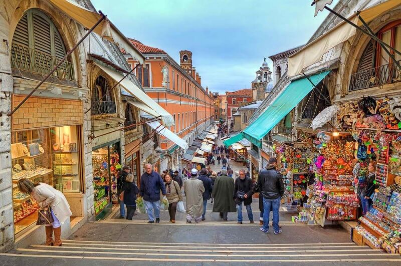 Comércio na Ponte di Rialto em Veneza na Itália Comércio na Ponte di Rialto em Veneza na Itália