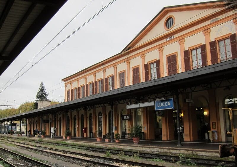 Estação de trem de Lucca na Itália Estação de trem de Lucca na Itália
