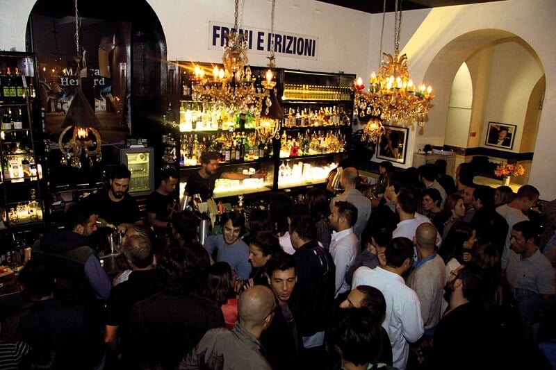 Clientes no bar Freni e Frizioni Clientes no bar Freni e Frizioni