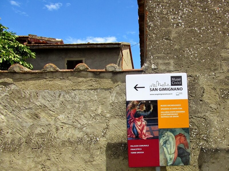 Placa sinalizando a entrada do Museo Archeologico e de outros museus de San Gimignano