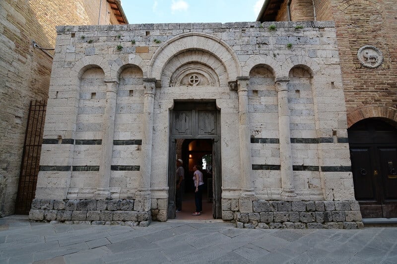 Oratório de São Francisco na Chiesa del Quercecchio em San Gimignano Oratório de São Francisco na Chiesa del Quercecchio em San Gimignano