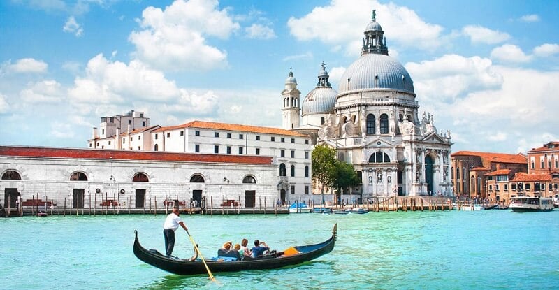 Turistas fazendo passeio de gôndola em Veneza na Itália Turistas fazendo passeio de gôndola em Veneza na Itália