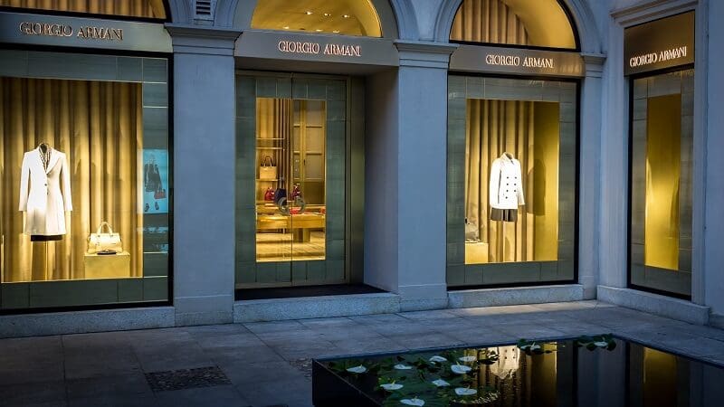 Loja da marca Giorgio Armani no quadrilátero da moda em Milão Loja da marca Giorgio Armani no quadrilátero da moda em Milão