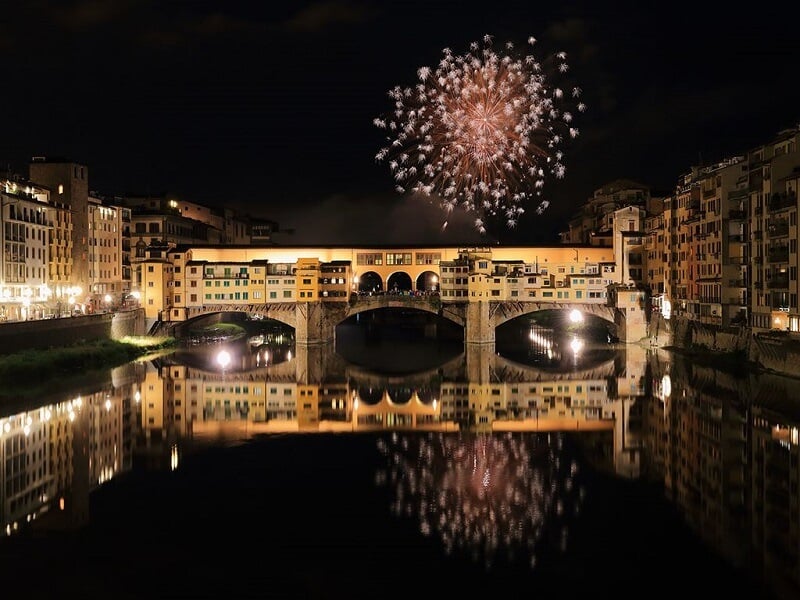 Fogos na Ponte Vecchio em Florença na Itália Fogos na Ponte Vecchio em Florença na Itália