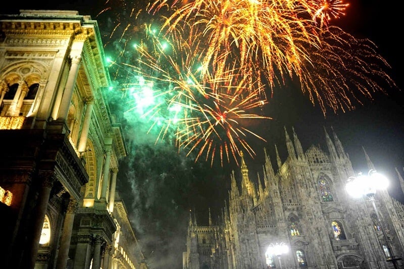 Fogos de artifício na Piazza del Duomo em Milão Fogos de artifício na Piazza del Duomo em Milão