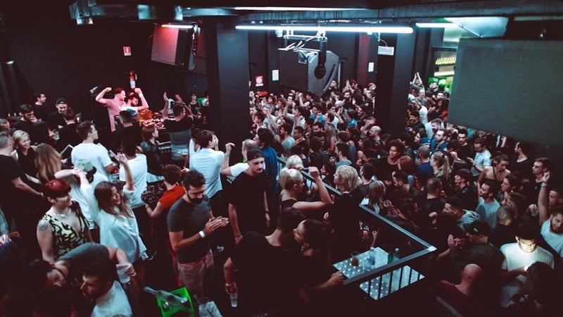 Pessoas em clube de Milão Pessoas em clube de Milão
