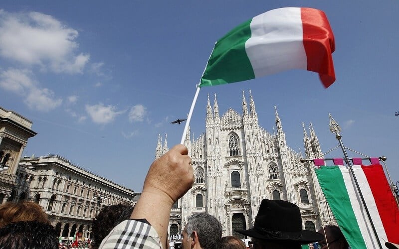 Bandeira da Itália na frente do Duomo do Milão no dia da libertação Bandeira da Itália na frente do Duomo do Milão no dia da libertação