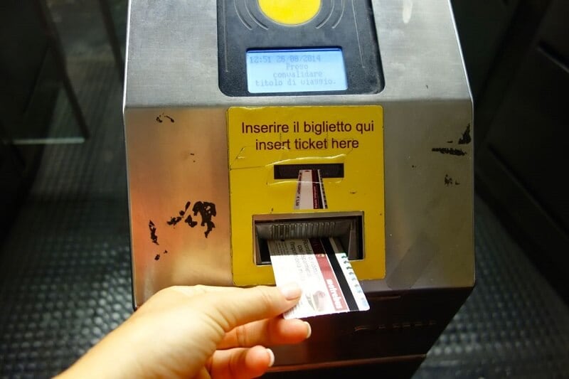 Pessoa validando o bilhete Pessoa validando o bilhete