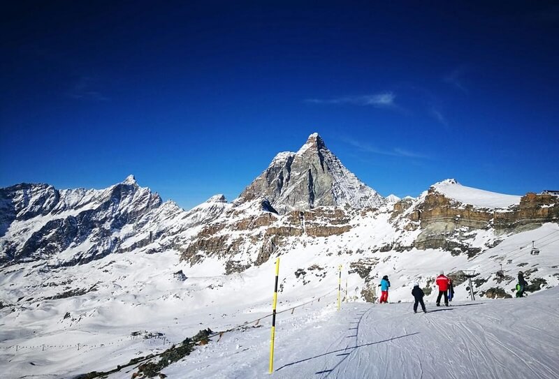 Pessoas esquiando na região de Breuil-Cervinia na Itália Pessoas esquiando na região de Breuil-Cervinia na Itália