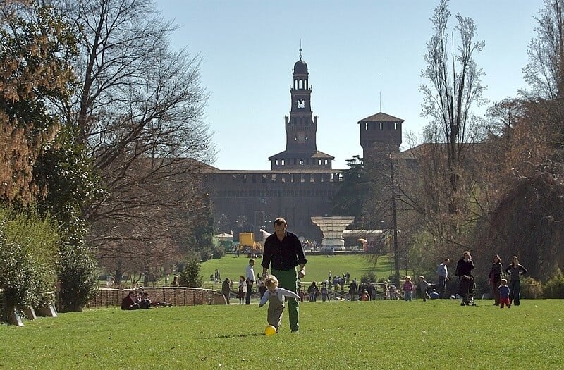 Criança e adulto brincando de bola no Parque Sempione Criança e adulto brincando de bola no Parque Sempione