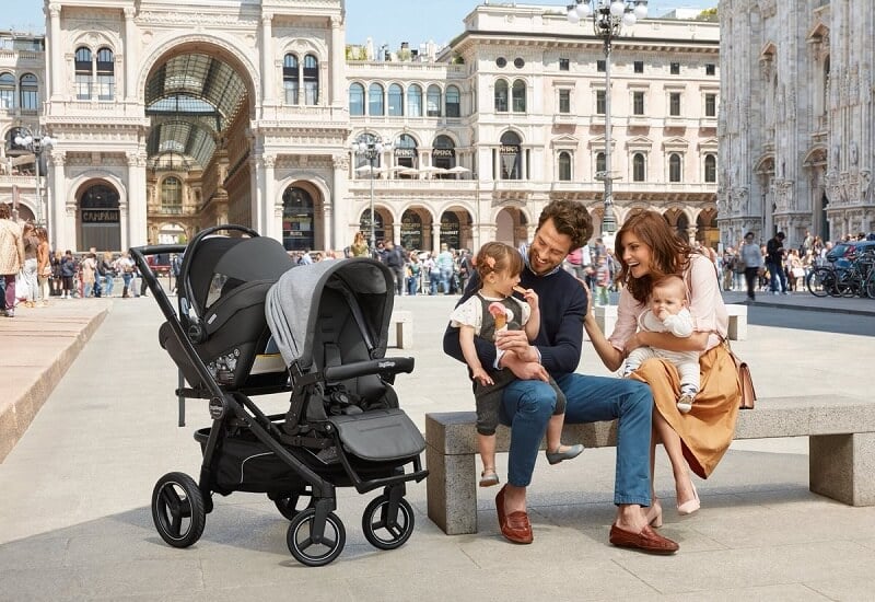 Família na Piazza del Duomo em Milão Família na Piazza del Duomo em Milão
