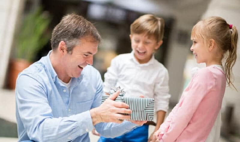 Pai recebendo presente dos filhos Pai recebendo presente dos filhos