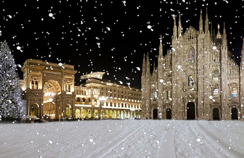 Neve caindo na Piazza del Duomo em Milão Neve caindo na Piazza del Duomo em Milão