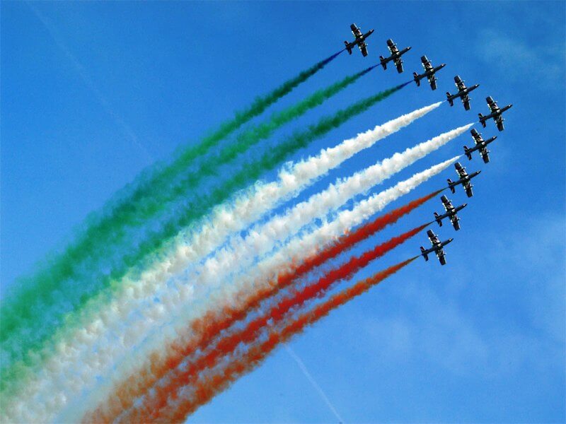 Aviões colorem o céu com cores da bandeira italiana Aviões colorem o céu com cores da bandeira italiana