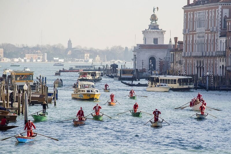 Regata do Papai Noel em Veneza Regata do Papai Noel em Veneza