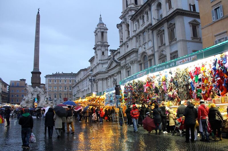 Pessoas no mercado de Natal em Roma Pessoas no mercado de Natal em Roma