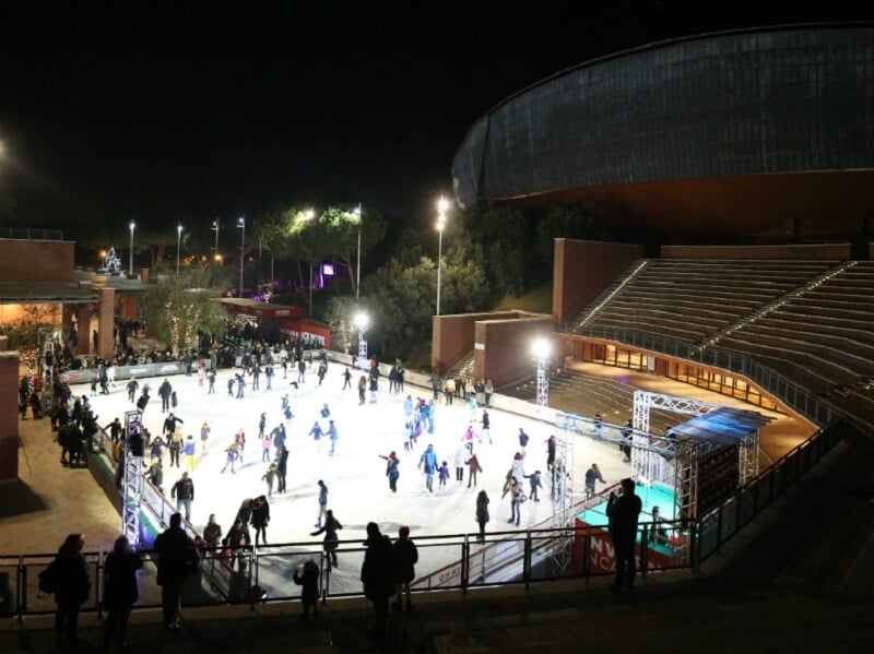 Pessoas patinando no gelo no Auditório Parco della Musica Pessoas patinando no gelo no Auditório Parco della Musica