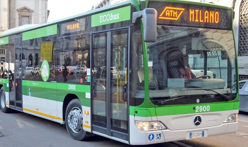 Ônibus em Milão na Itália Ônibus em Milão na Itália