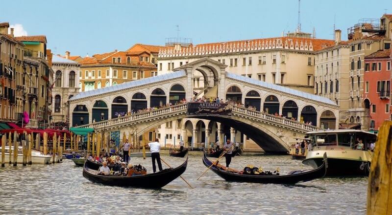 Gôndolas em canal de Veneza Gôndolas em canal de Veneza