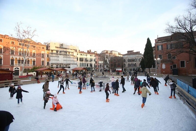 Pista de patinação no gelo no Campo San Paolo em Veneza Pista de patinação no gelo no Campo San Paolo em Veneza