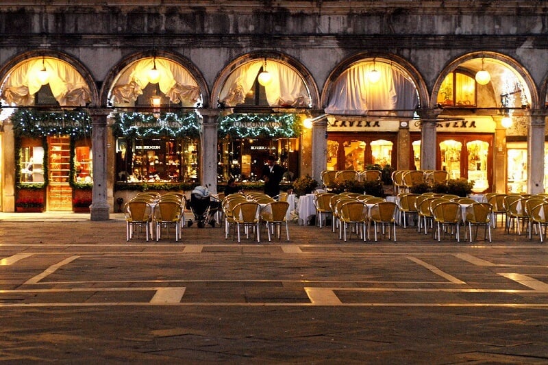 Restaurante com luzes de Natal em Veneza Restaurante com luzes de Natal em Veneza