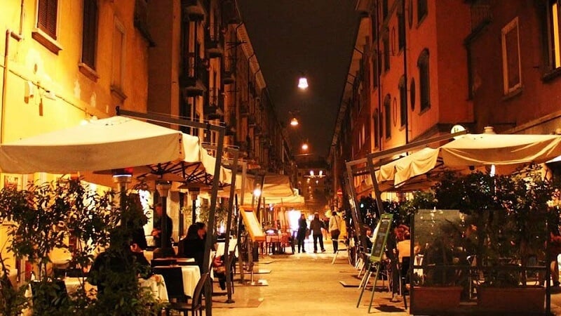 Rua do bairro Brera em Milão Rua do bairro Brera em Milão