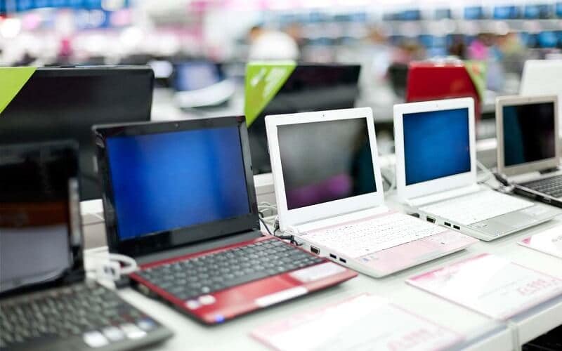 Computadores expostos para venda em loja Computadores expostos para venda em loja