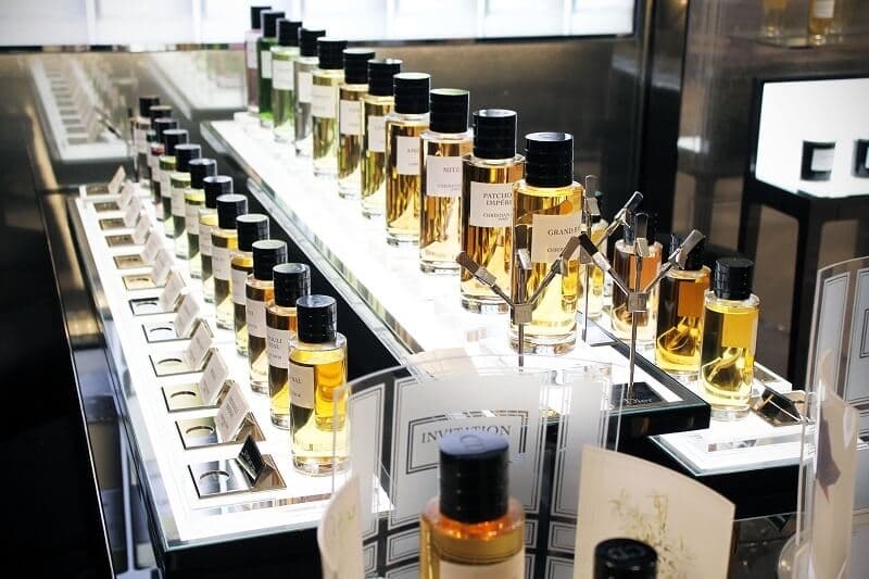 Perfumes expostos para venda na La Rinascentes Perfumes expostos para venda na La Rinascentes