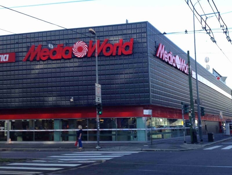 Loja Media World na Viale Certosa Loja Media World na Viale Certosa