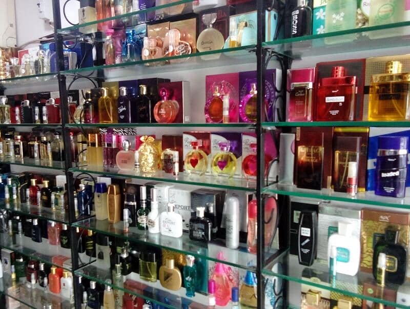 Perfumes expostos em prateleiras Perfumes expostos em prateleiras