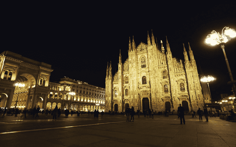 Piazza del Duomo iluminada durante a noite Piazza del Duomo iluminada durante a noite