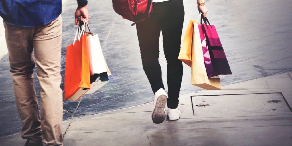 Homem e mulher segurando sacolas de compras Homem e mulher segurando sacolas de compras