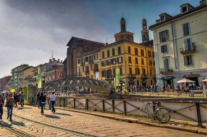 Pessoas caminhando pelo bairro Navigli Pessoas caminhando pelo bairro Navigli
