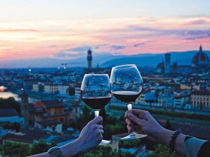 Taças de vinho com Florença ao fundo Taças de vinho com Florença ao fundo