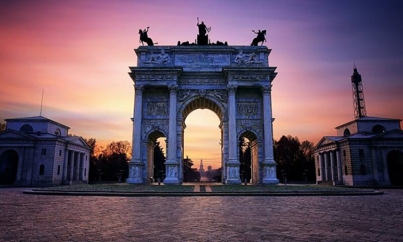 Vista do Arco della Pace ao pôr-do-sol Vista do Arco della Pace ao pôr-do-sol